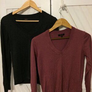 Bundle of 2 Quince Cotton/Cashmere blend v-necks size small